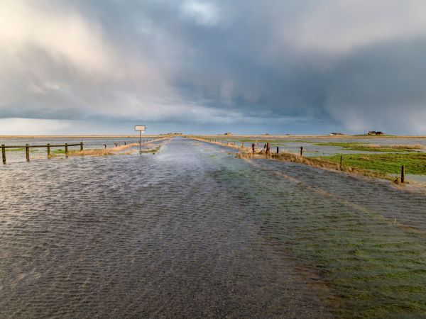 Teilweise überflutete Straße bei einem Landunter